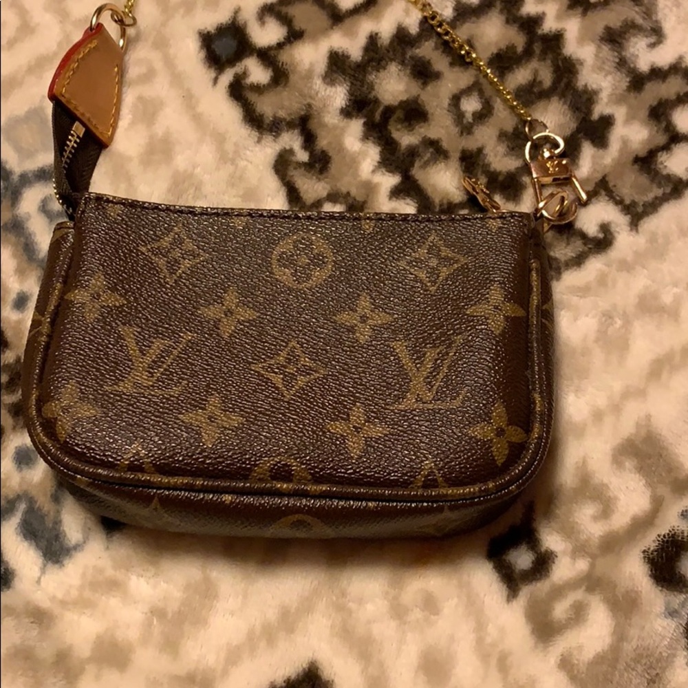 Louis Vuitton pochette mini